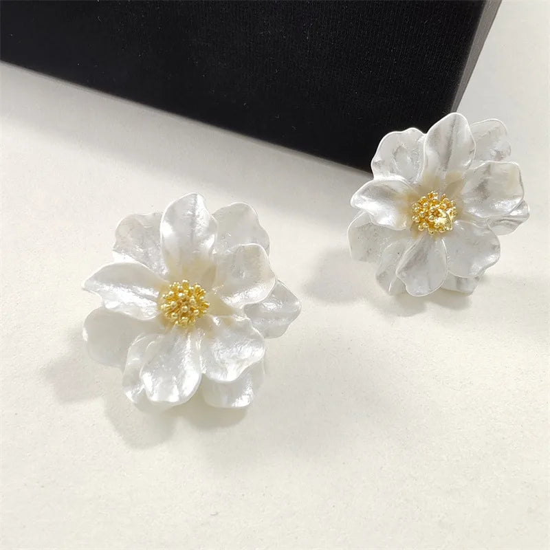 White Acrylic Flower Stud Earrings – Korean Fashion Irregular Petal Design 2025