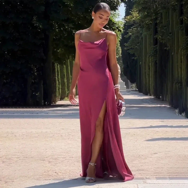Robe camisole élégante : dos nu, col rond et taille cintrée, pour une silhouette mise en valeur en soirée.