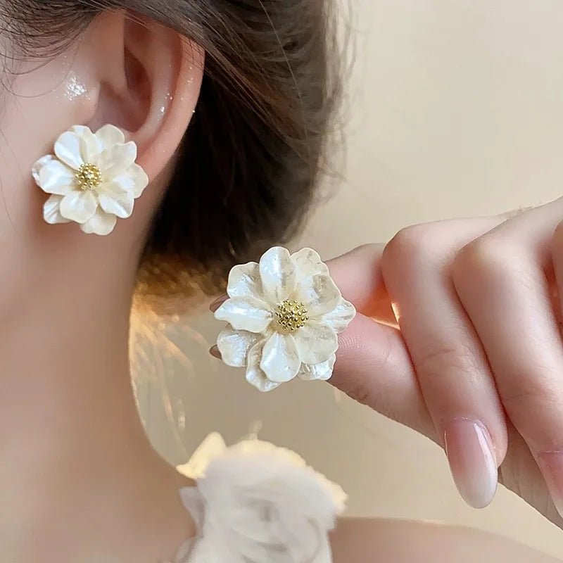 White Acrylic Flower Stud Earrings – Korean Fashion Irregular Petal Design 2025