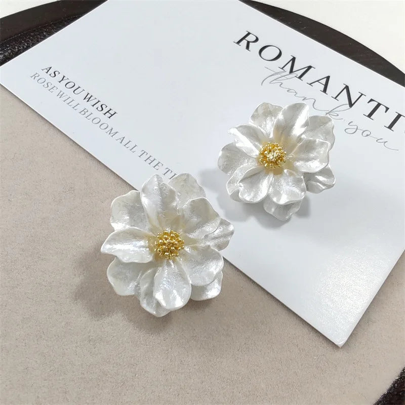 White Acrylic Flower Stud Earrings – Korean Fashion Irregular Petal Design 2025