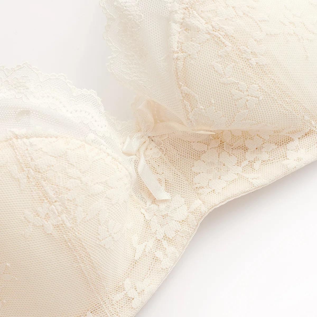 Summer sexy lace embroidered women’s lingerie set, French-style thin cup push-up bra, comfortable and breathable, with matching bra and briefs.