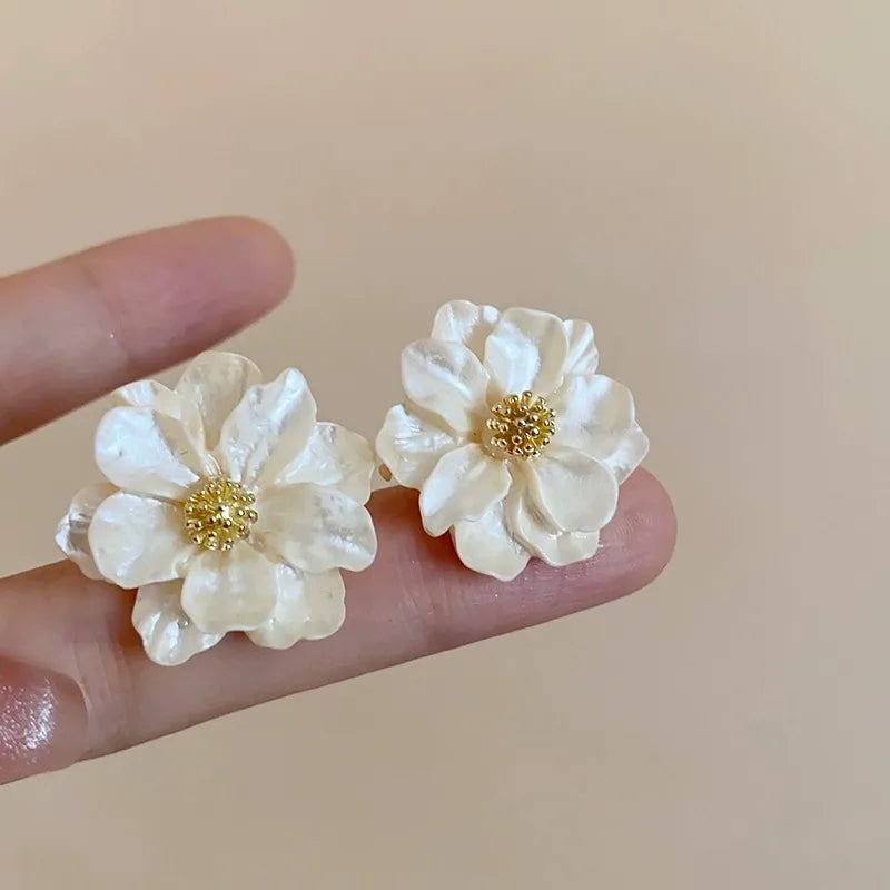 White Acrylic Flower Stud Earrings – Korean Fashion Irregular Petal Design 2025