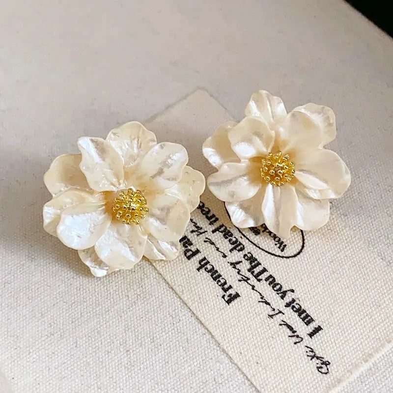 White Acrylic Flower Stud Earrings – Korean Fashion Irregular Petal Design 2025