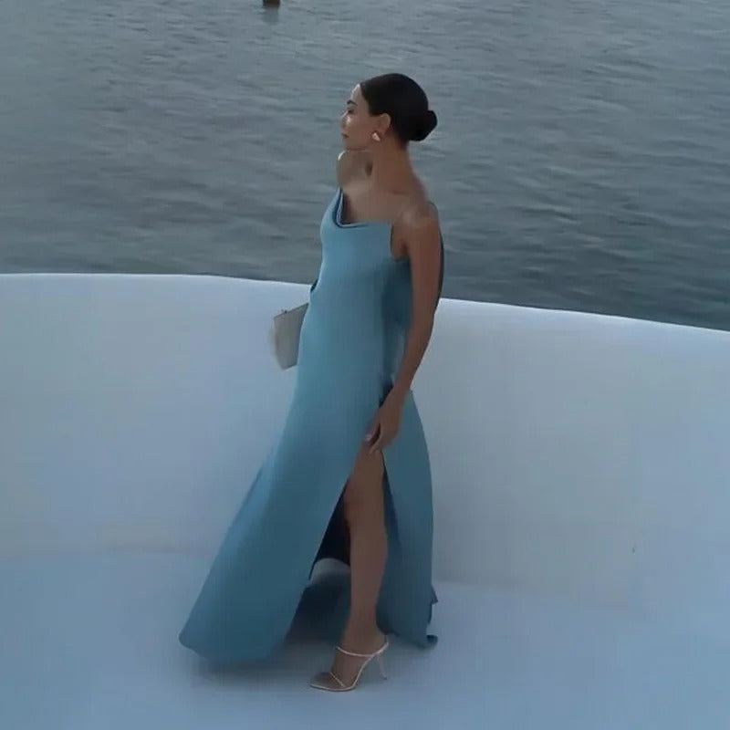 Robe camisole élégante : dos nu, col rond et taille cintrée, pour une silhouette mise en valeur en soirée.