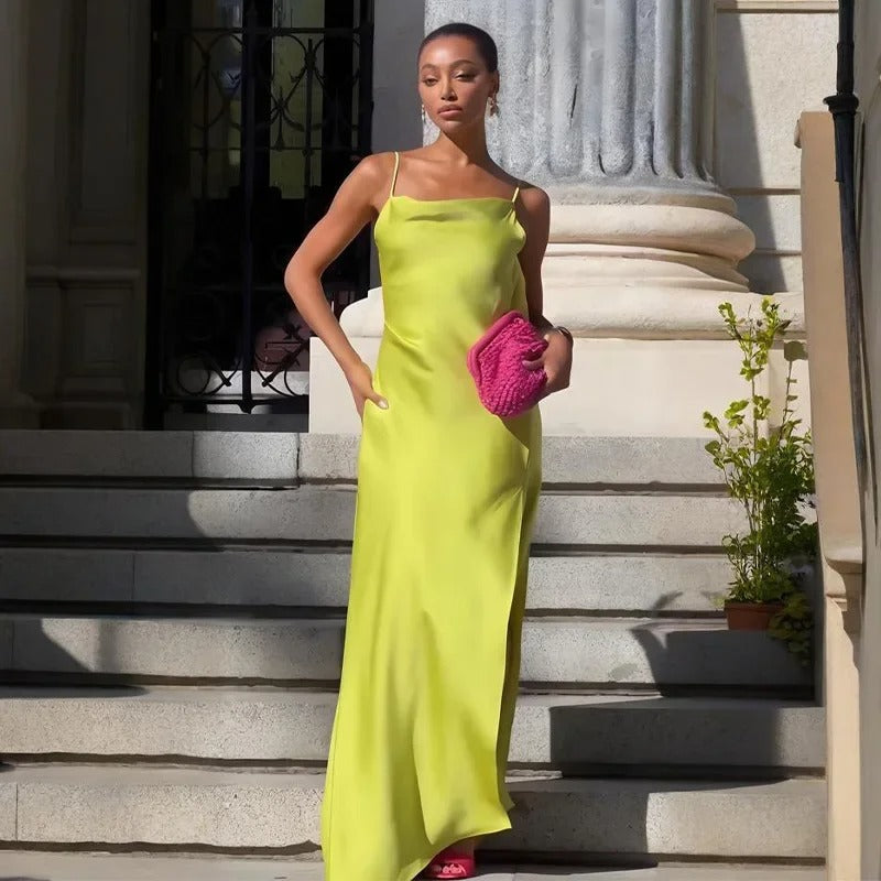 Robe camisole élégante : dos nu, col rond et taille cintrée, pour une silhouette mise en valeur en soirée.
