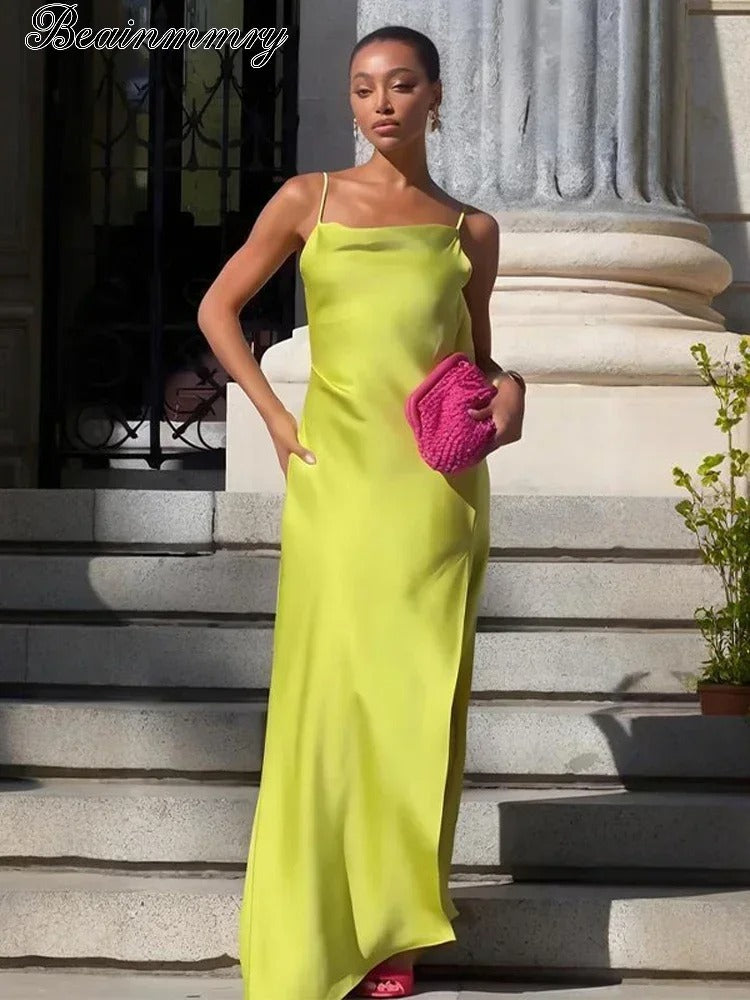 Robe camisole élégante : dos nu, col rond et taille cintrée, pour une silhouette mise en valeur en soirée.
