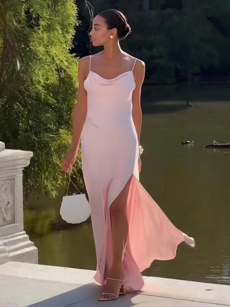 Robe camisole élégante : dos nu, col rond et taille cintrée, pour une silhouette mise en valeur en soirée.