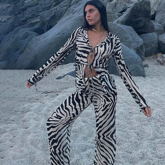 Ensemble élégant 2 pièces : haut à nouer sur le devant avec imprimé animal et jupe assortie en maille légère, parfait pour la plage et les vacances.