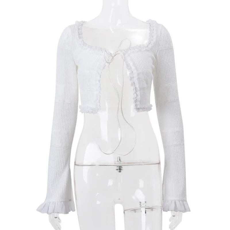 Ensemble élégant 2 pièces : haut à nouer sur le devant et mini jupe à volants superposés, pour un look chic et tendance.