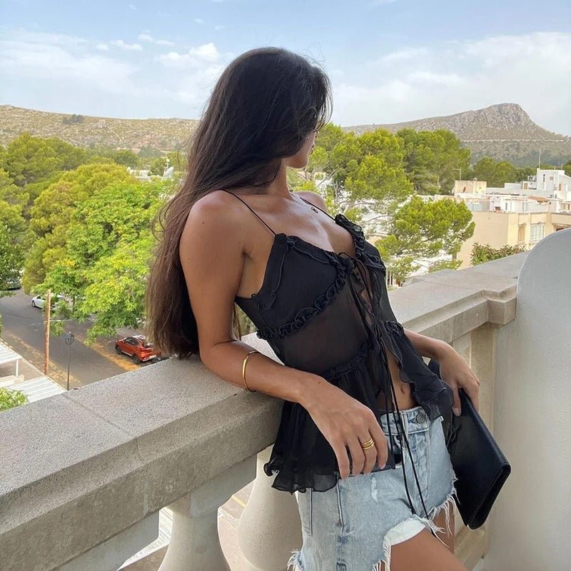 Camisole courte en mousseline, dos nu avec ourlet à volants — légère et tendance, parfaite pour l’été et les festivals.