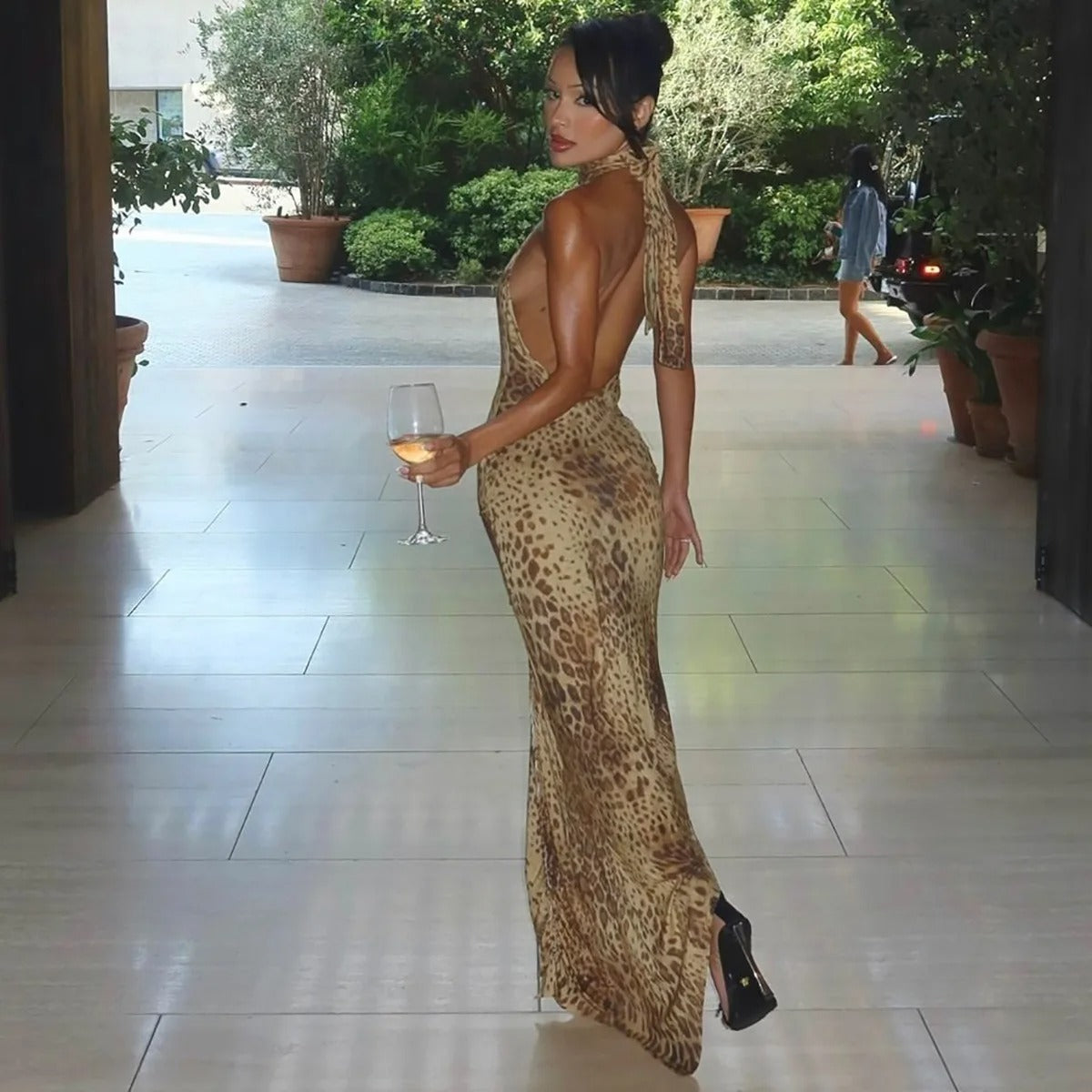 Robe Maxi Dos Nu Imprimé Léopard – Élégance Sensuelle et Glamour