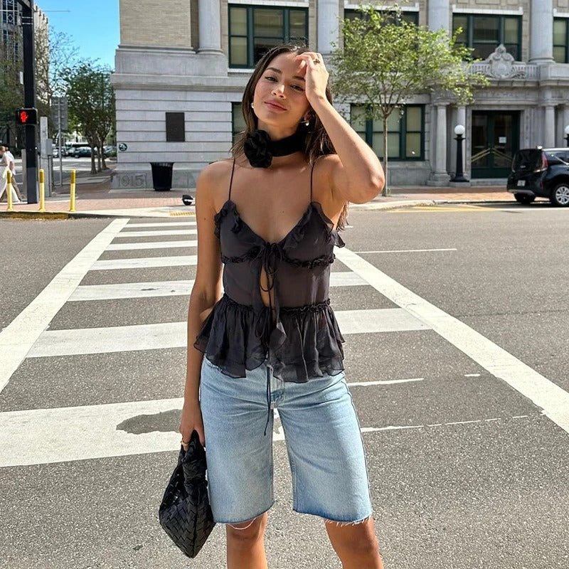 Camisole courte en mousseline, dos nu avec ourlet à volants — légère et tendance, parfaite pour l’été et les festivals.