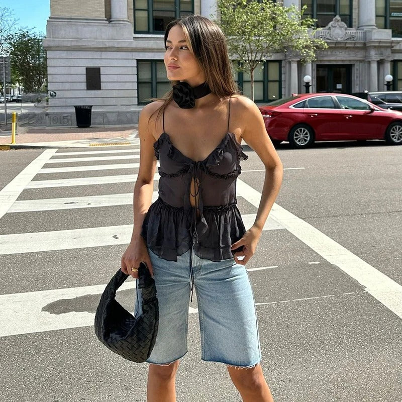 Camisole courte en mousseline, dos nu avec ourlet à volants — légère et tendance, parfaite pour l’été et les festivals.