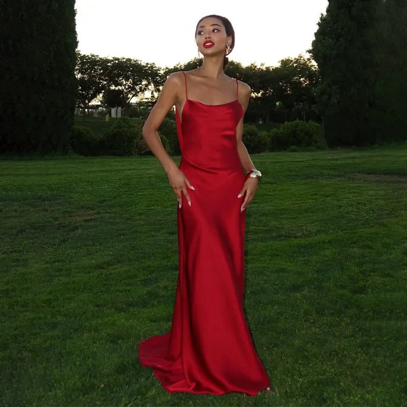 Robe camisole élégante : dos nu, col rond et taille cintrée, pour une silhouette mise en valeur en soirée.