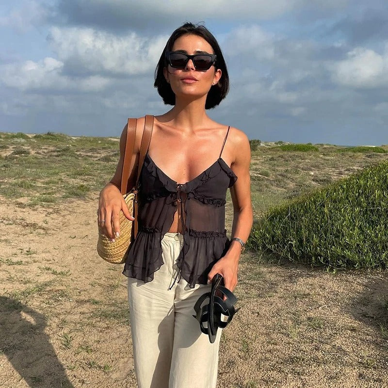 Camisole courte en mousseline, dos nu avec ourlet à volants — légère et tendance, parfaite pour l’été et les festivals.
