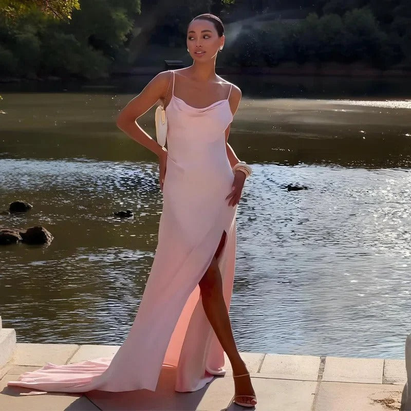 Robe camisole élégante : dos nu, col rond et taille cintrée, pour une silhouette mise en valeur en soirée.