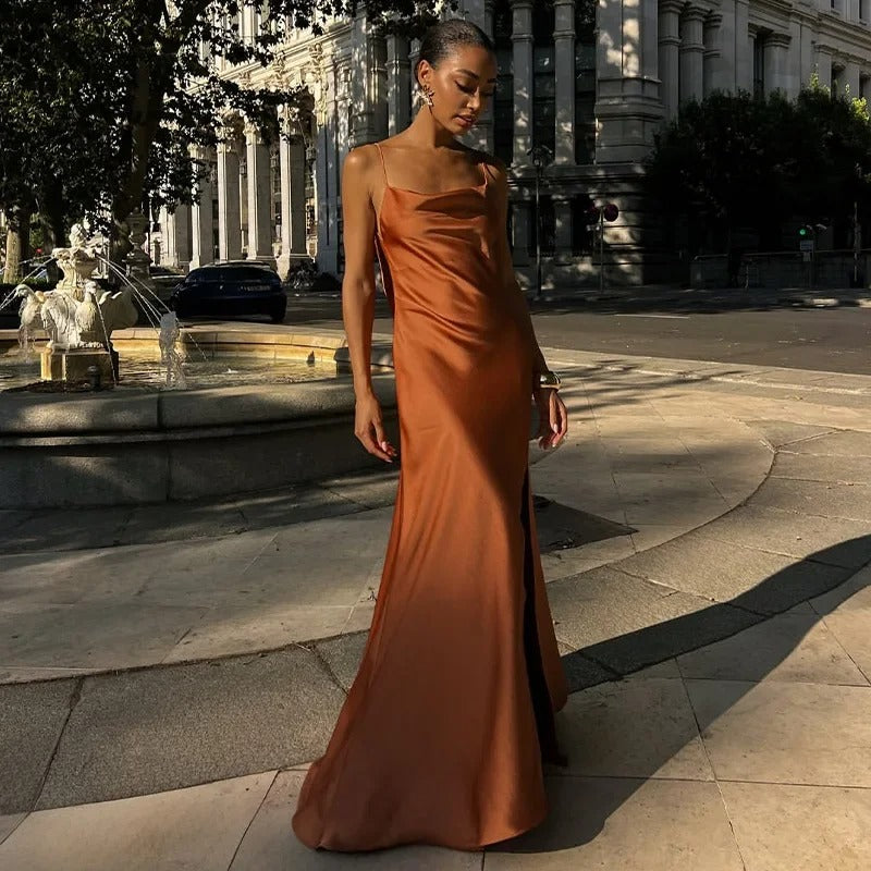 Robe camisole élégante : dos nu, col rond et taille cintrée, pour une silhouette mise en valeur en soirée.